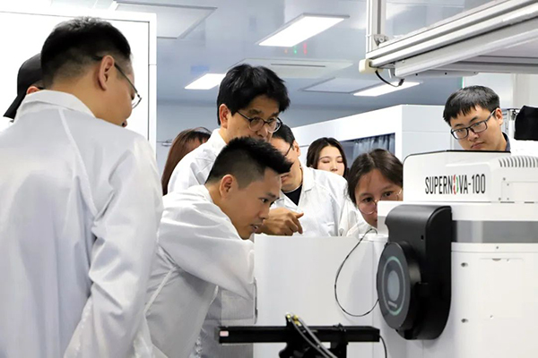企业风采-韩国科学技术院、哈尔滨工业大学专家到超维景考察交流1-600.jpg